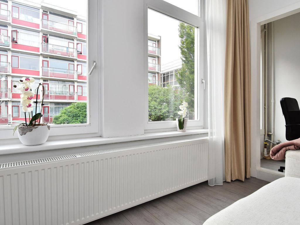 Van de Veldestraat 16, 'S-GRAVENHAGE