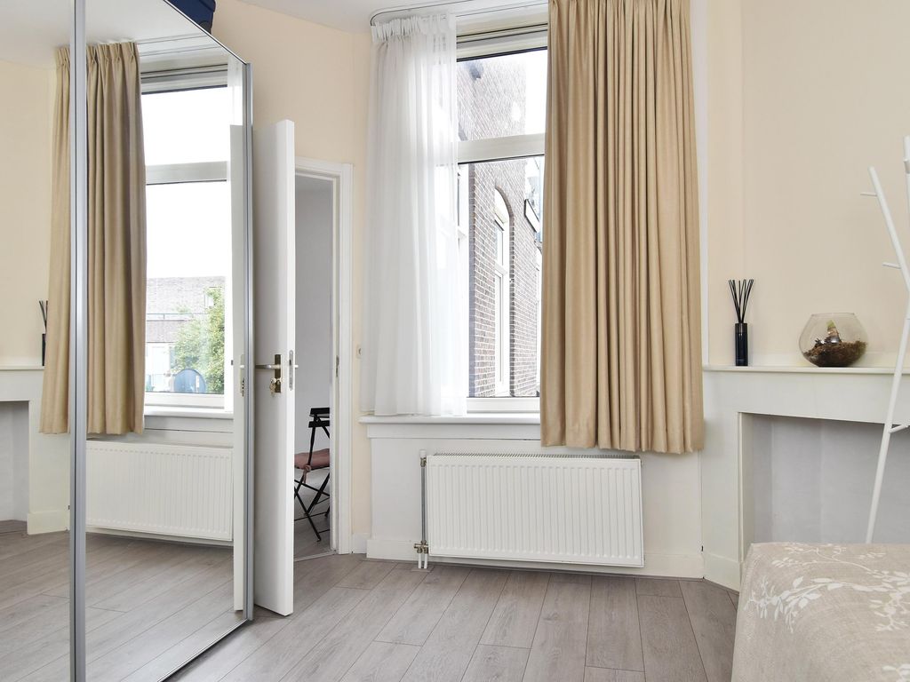 Van de Veldestraat 16, 'S-GRAVENHAGE