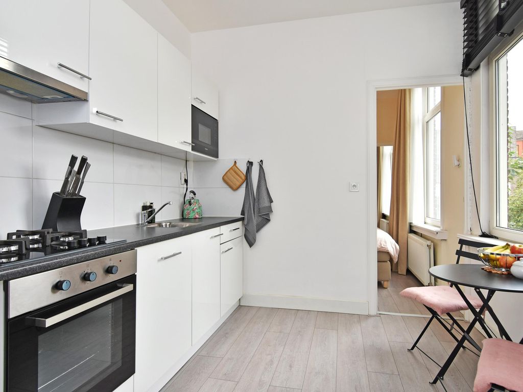 Van de Veldestraat 16, 'S-GRAVENHAGE