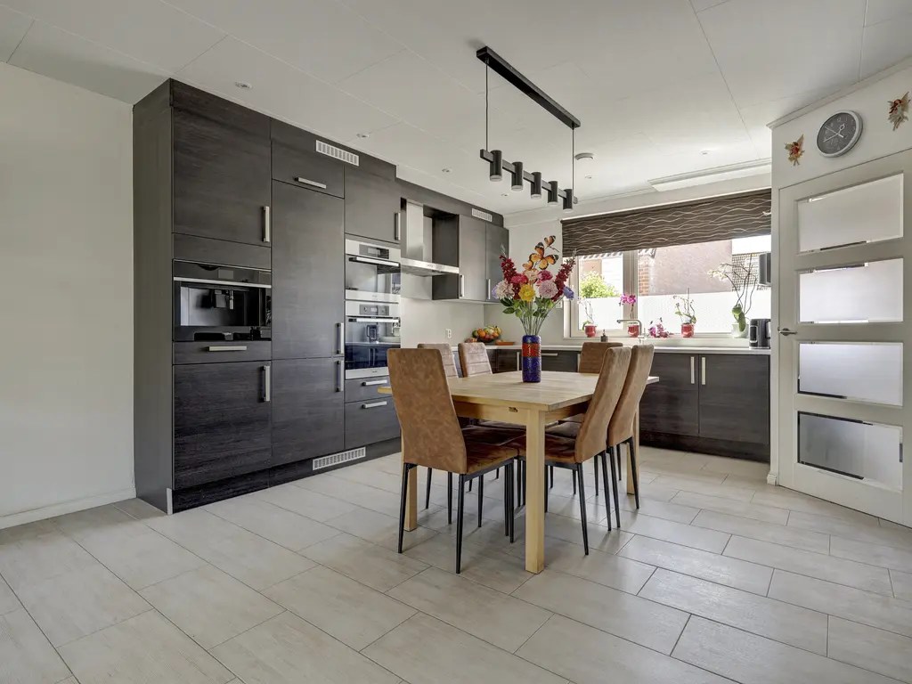Klompenmaker 3, SPIJKENISSE