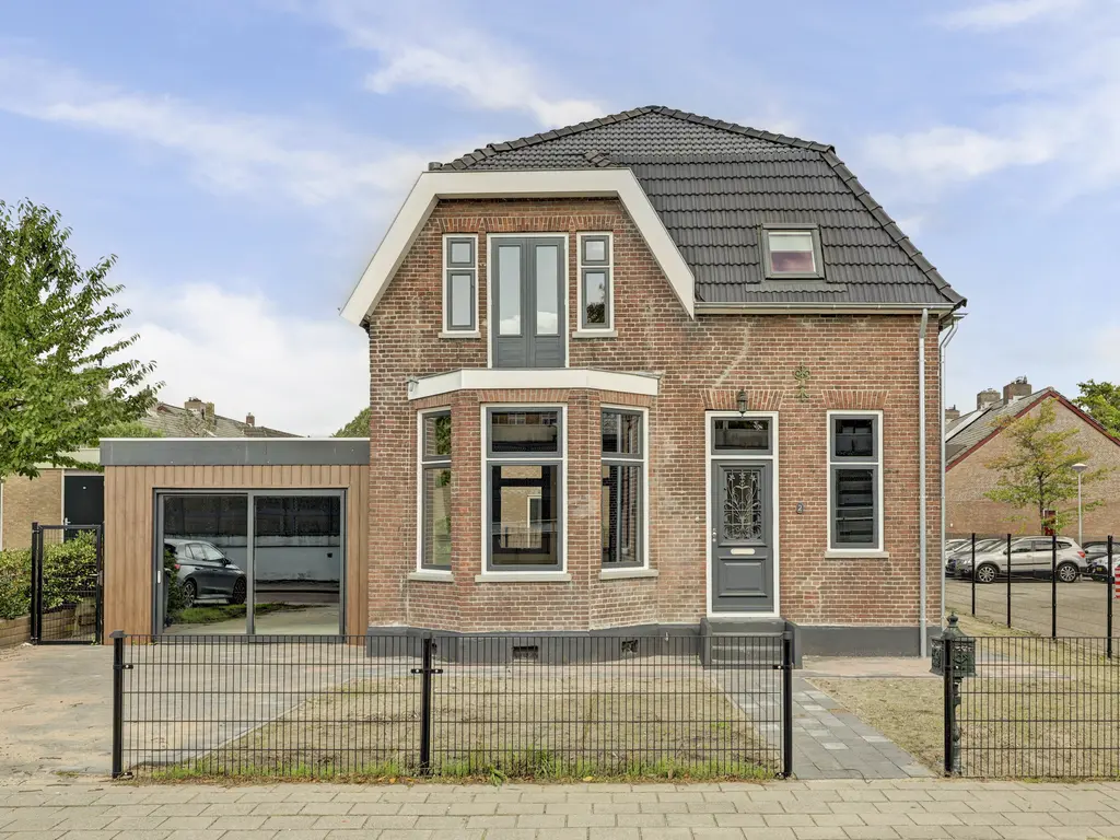 Stationsstraat 2, RHOON