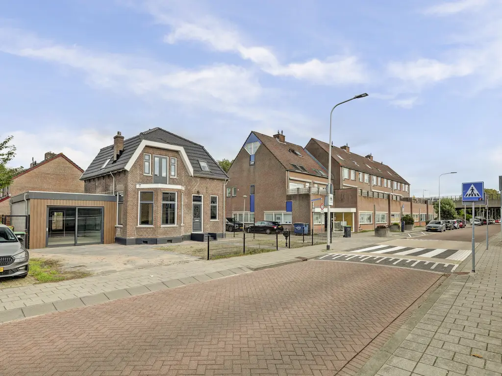 Stationsstraat 2, RHOON