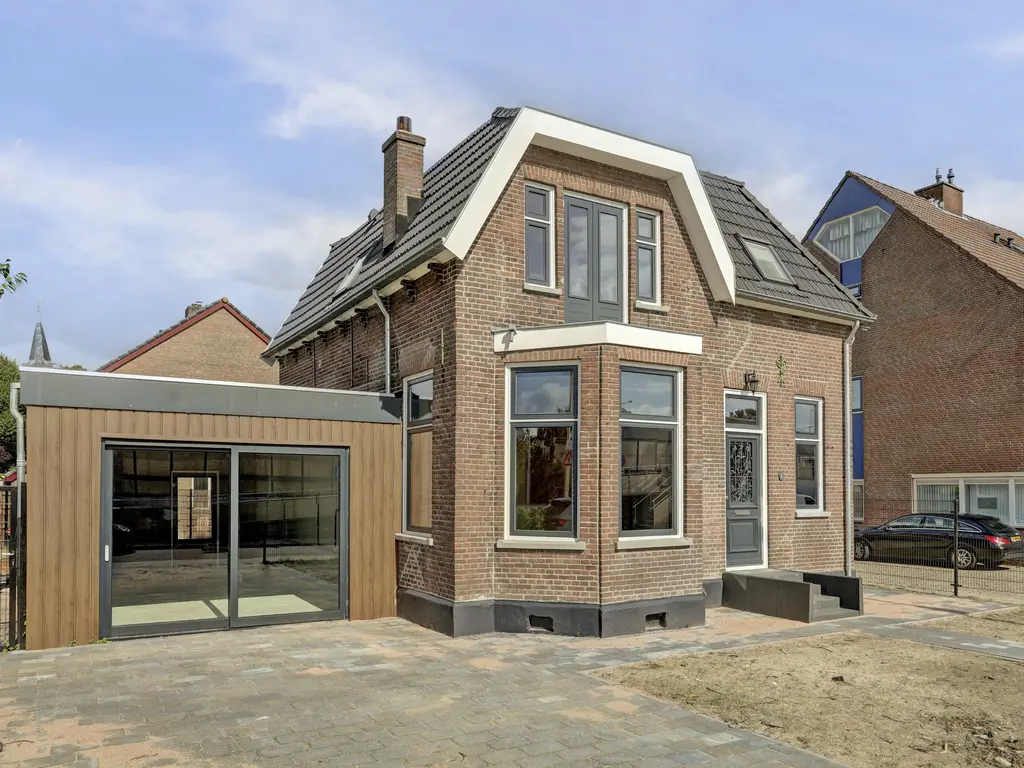 Stationsstraat 2, RHOON