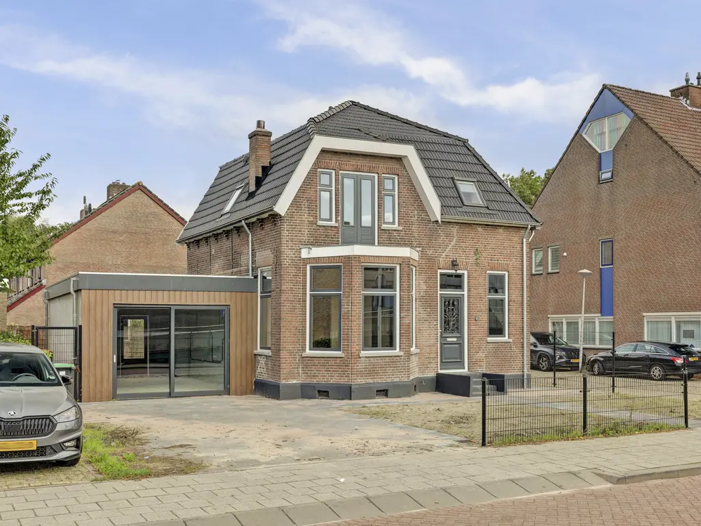 Stationsstraat 2, RHOON