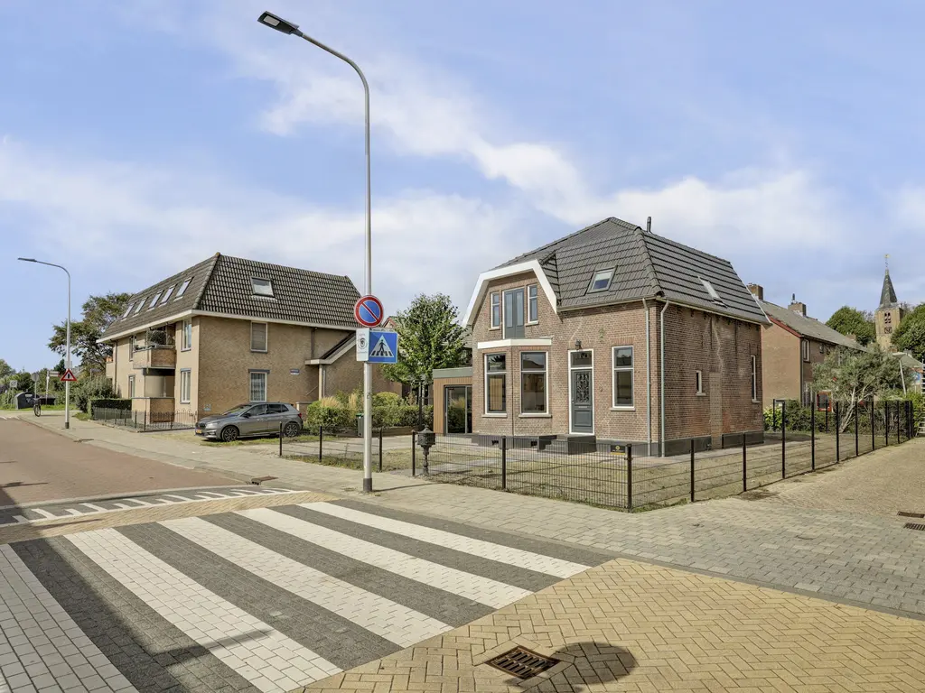 Stationsstraat 2, RHOON