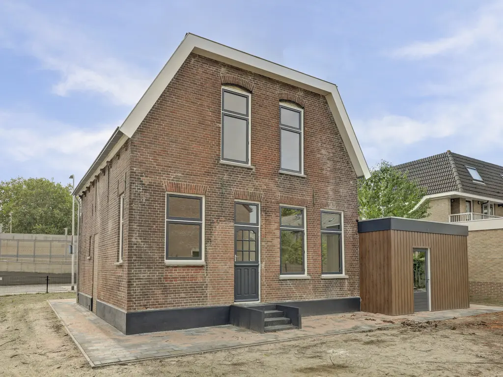 Stationsstraat 2, RHOON