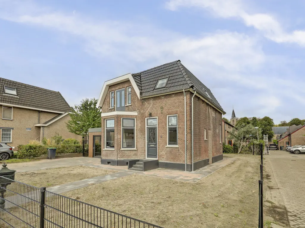 Stationsstraat 2, RHOON