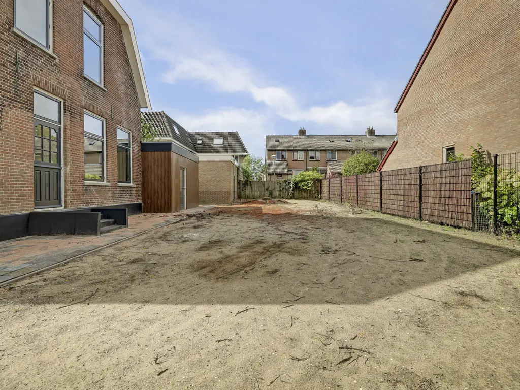 Stationsstraat 2, RHOON