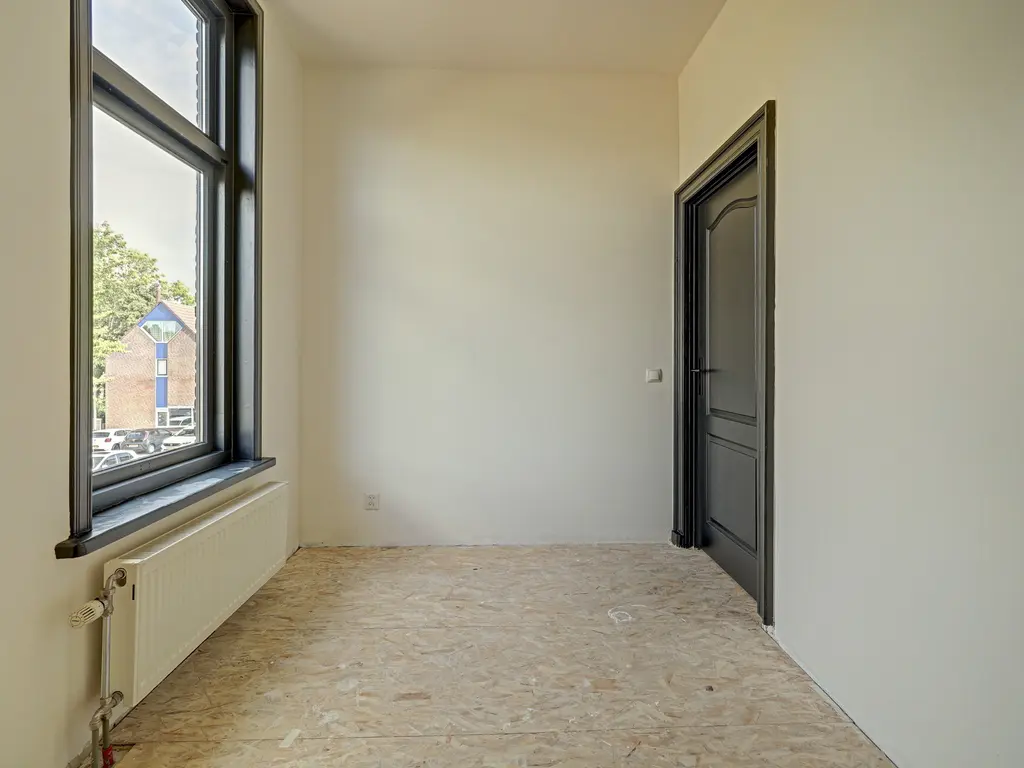 Stationsstraat 2, RHOON