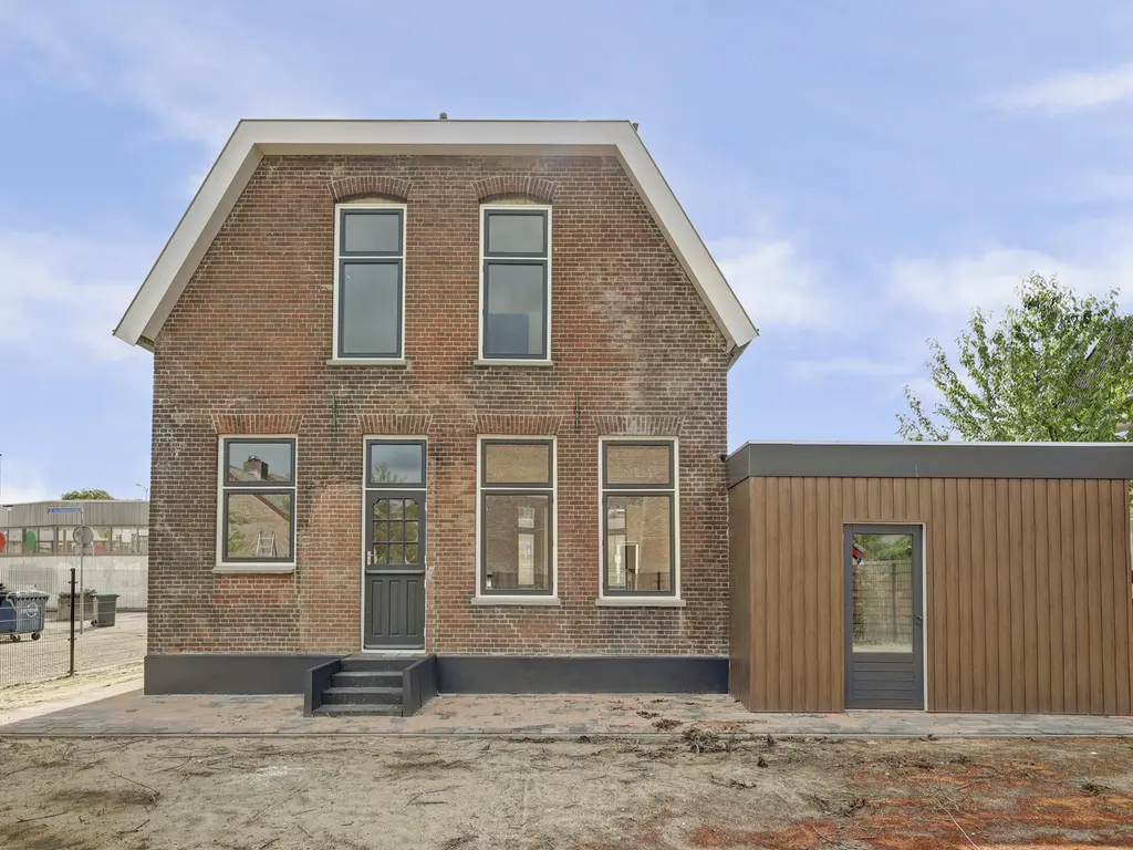 Stationsstraat 2, RHOON