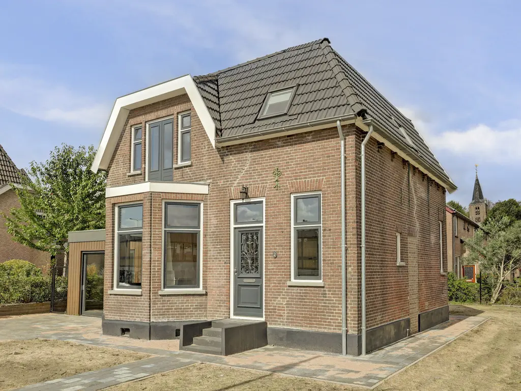 Stationsstraat 2, RHOON