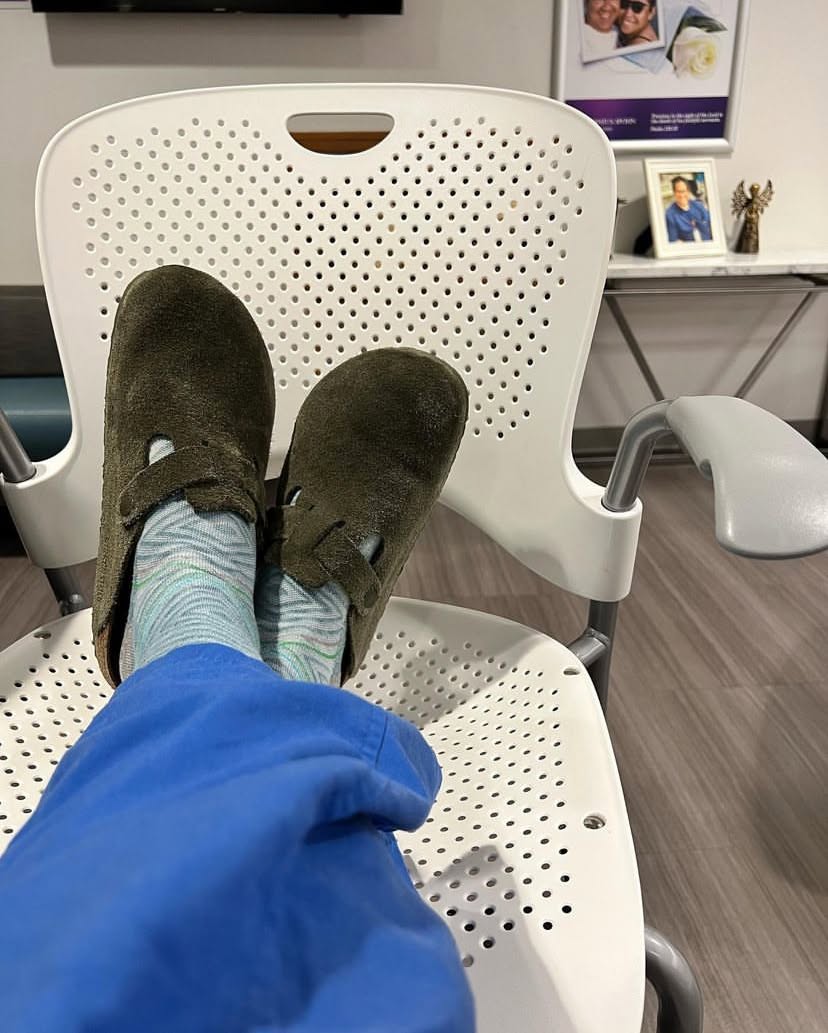 vrouw zittend met compressiekousen