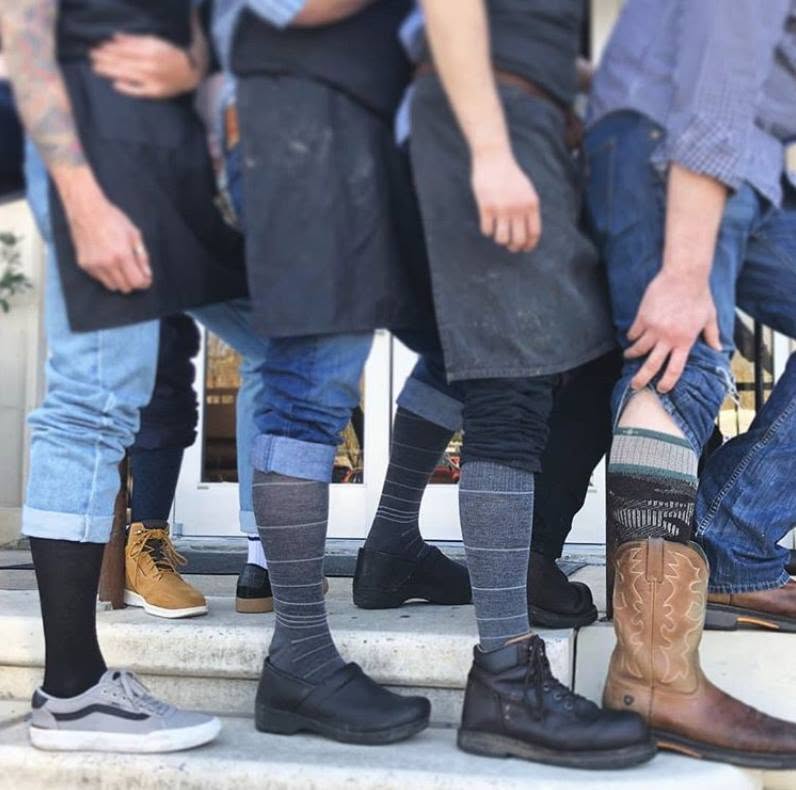 mannen staand met compressiekousen