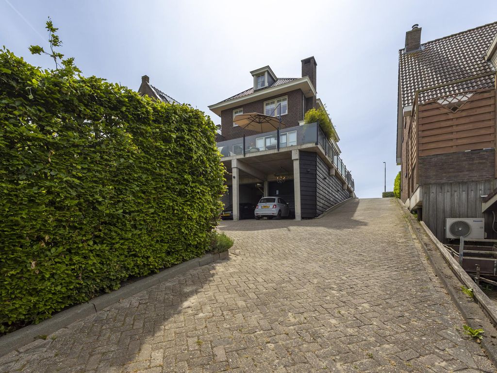 Rivierdijk 39, HARDINXVELD-GIESSENDAM