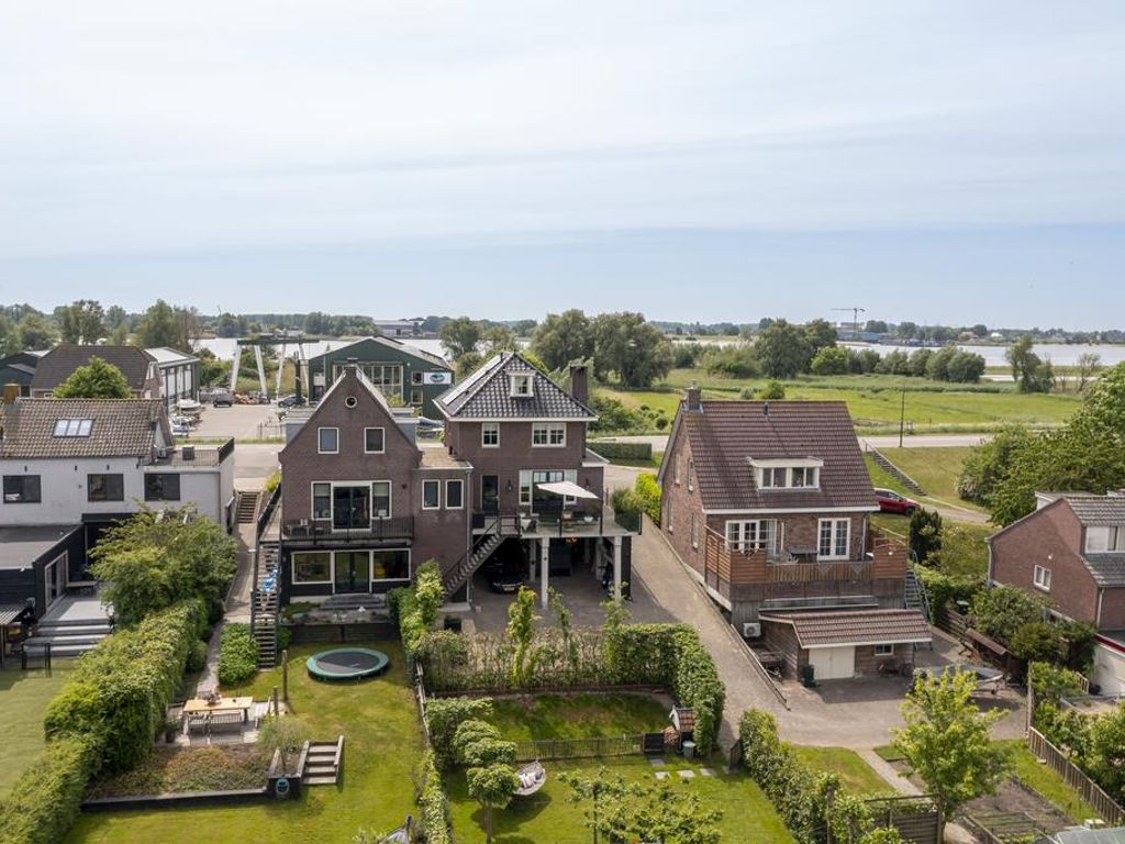 Rivierdijk 39, HARDINXVELD-GIESSENDAM