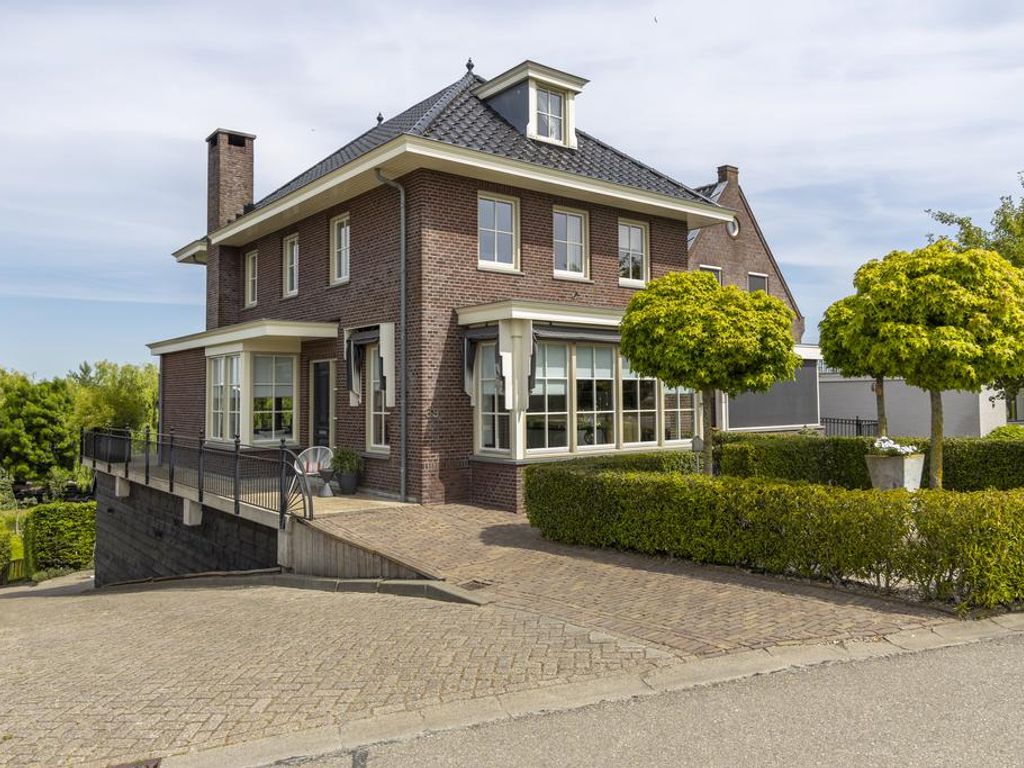 Rivierdijk 39, HARDINXVELD-GIESSENDAM