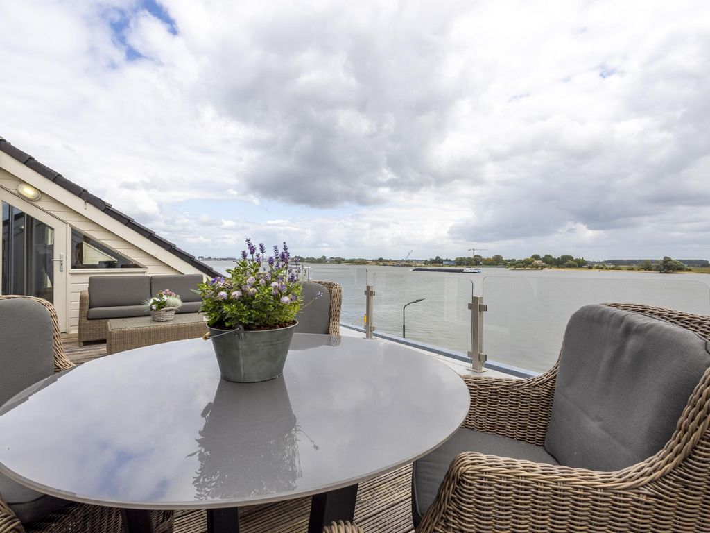 Rivierdijk 199, HARDINXVELD-GIESSENDAM