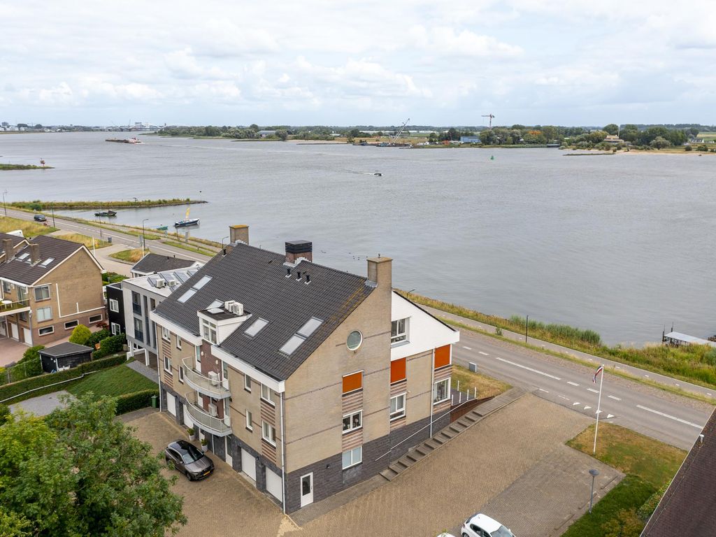Rivierdijk 199, HARDINXVELD-GIESSENDAM