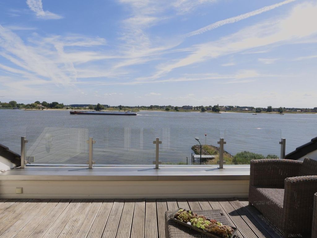 Rivierdijk 199, HARDINXVELD-GIESSENDAM