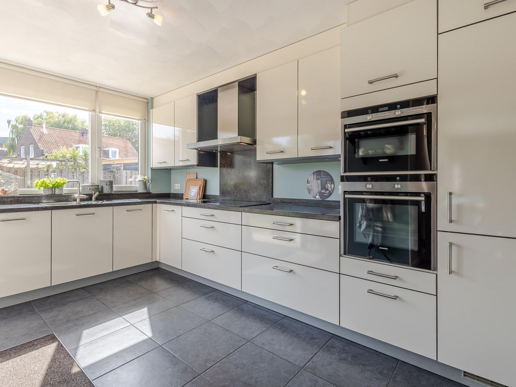 Burg Viezeestraat 7, Bleskensgraaf ca