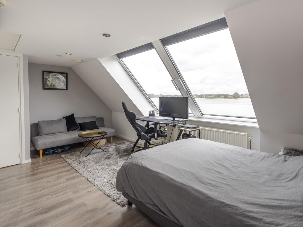 Rivierdijk 255, HARDINXVELD-GIESSENDAM