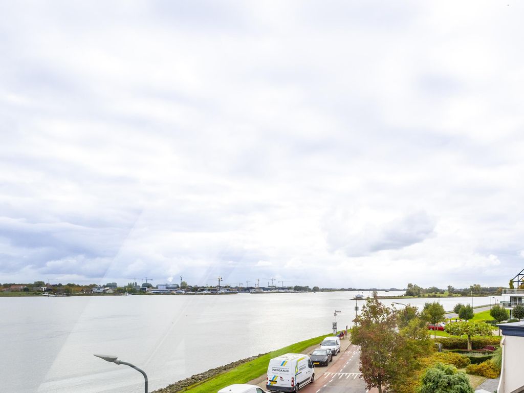 Rivierdijk 255, HARDINXVELD-GIESSENDAM