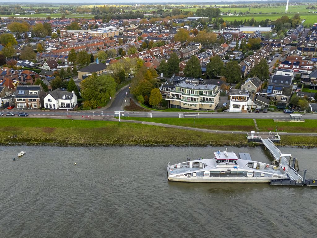 Rivierdijk 255, HARDINXVELD-GIESSENDAM