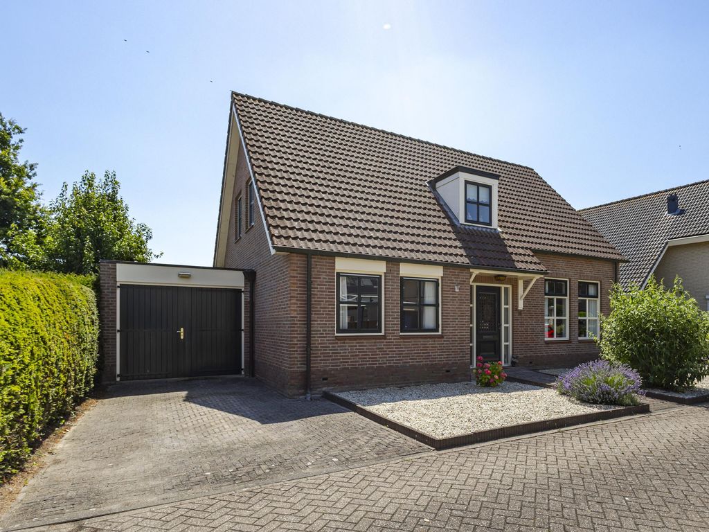 Koperwiek 16, Hardinxveld-Giessendam