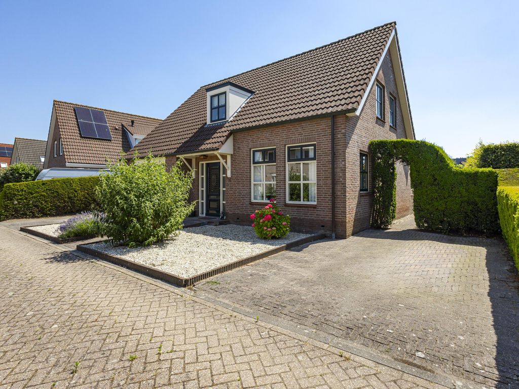 Koperwiek 16, Hardinxveld-Giessendam