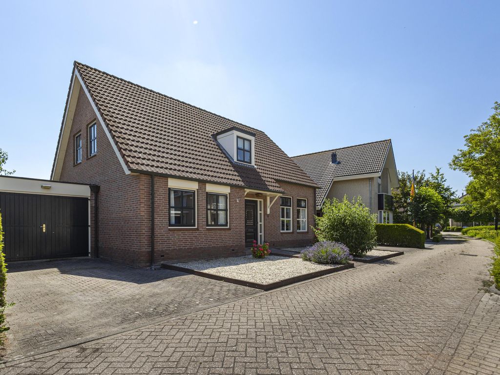 Koperwiek 16, Hardinxveld-Giessendam