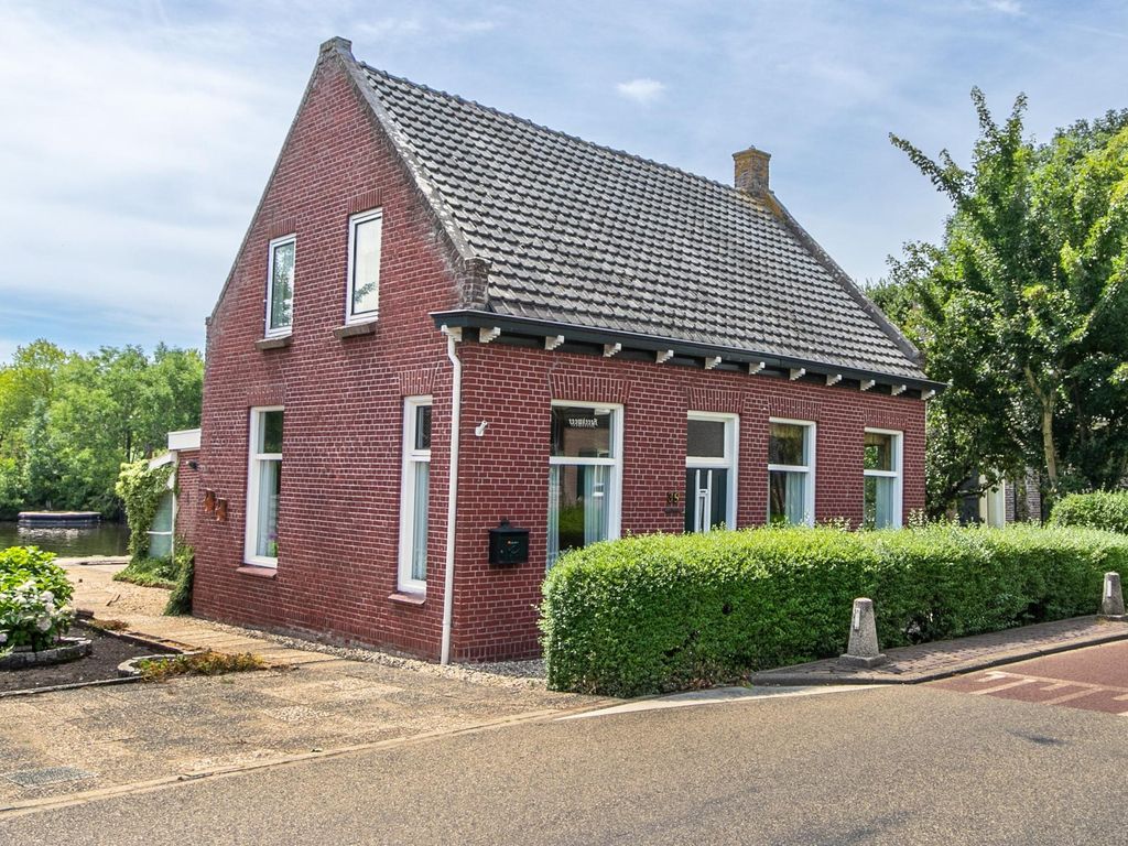 Binnendams 35, HARDINXVELD-GIESSENDAM