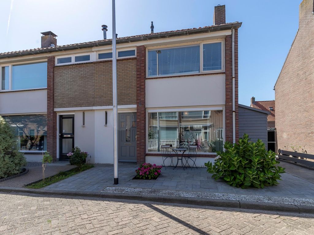 Oranjestraat 22, SCHELLUINEN