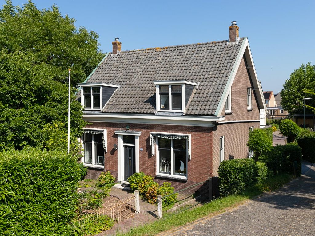 Rivierdijk 220, HARDINXVELD-GIESSENDAM