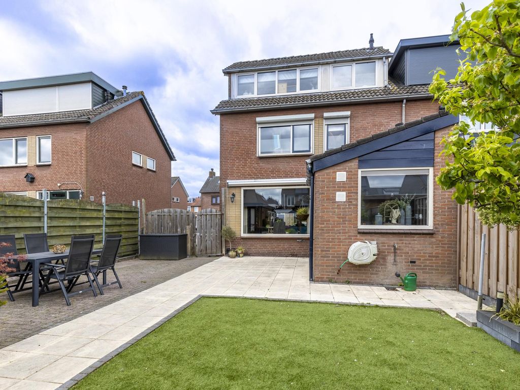 Rembrandtstraat 50, HARDINXVELD-GIESSENDAM