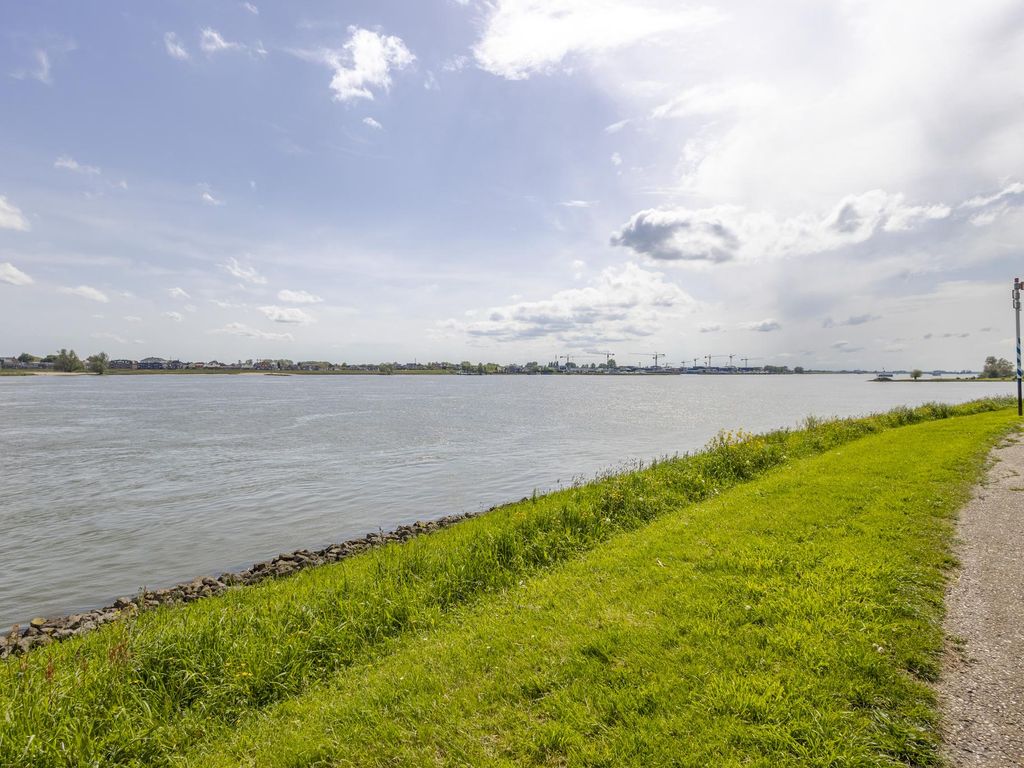 De Buurt 73, HARDINXVELD-GIESSENDAM