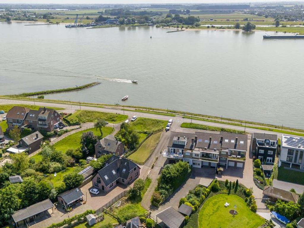 Rivierdijk 188, HARDINXVELD-GIESSENDAM