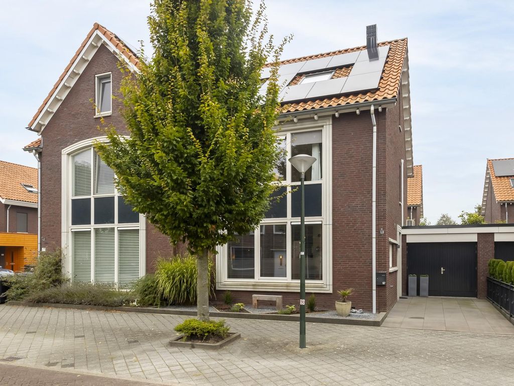 Troelstrastraat 67, HARDINXVELD-GIESSENDAM