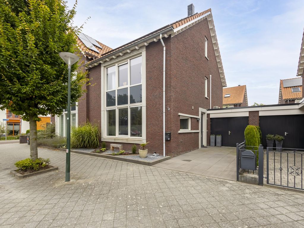 Troelstrastraat 67, HARDINXVELD-GIESSENDAM