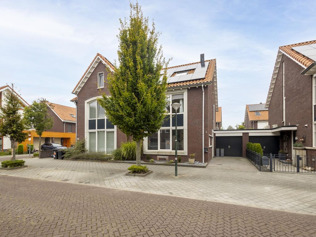 Troelstrastraat 67, HARDINXVELD-GIESSENDAM