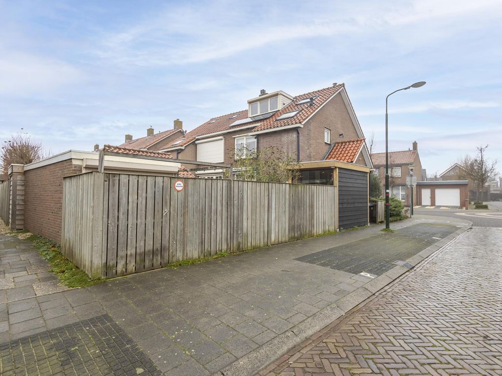 Troelstrastraat 52, HARDINXVELD-GIESSENDAM