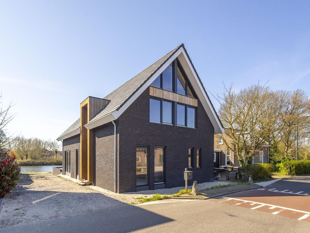 Binnendams 35, HARDINXVELD-GIESSENDAM