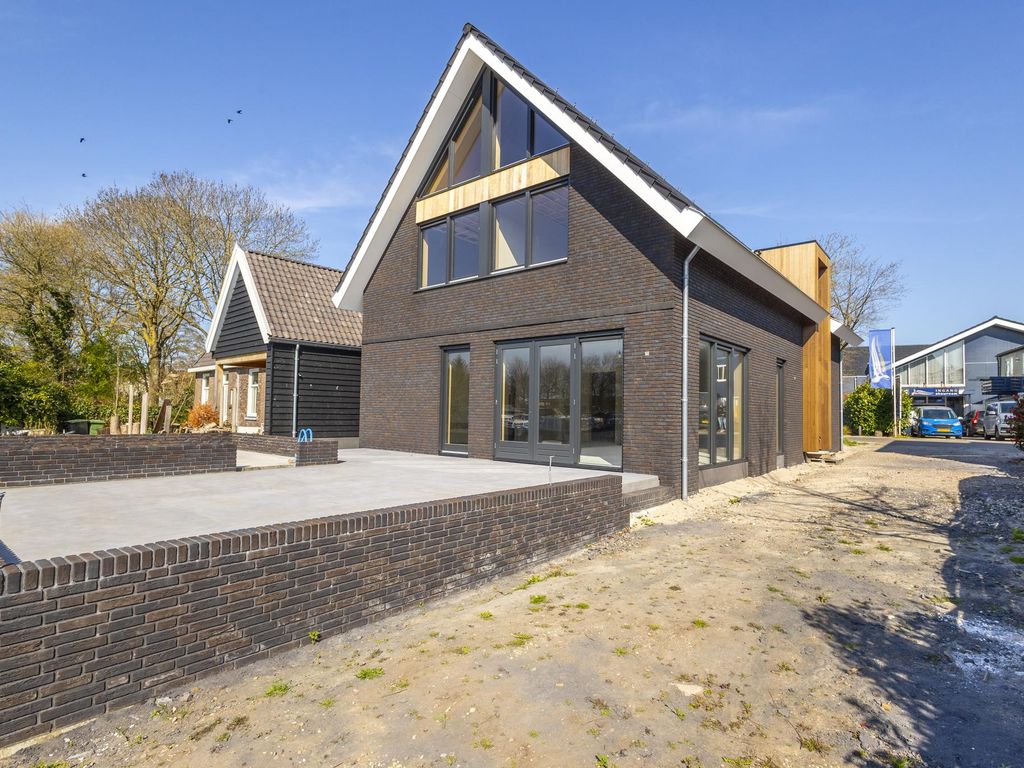 Binnendams 35, HARDINXVELD-GIESSENDAM