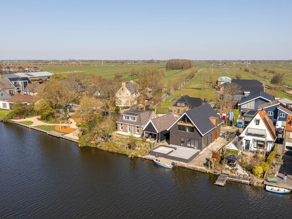 Binnendams 35, HARDINXVELD-GIESSENDAM