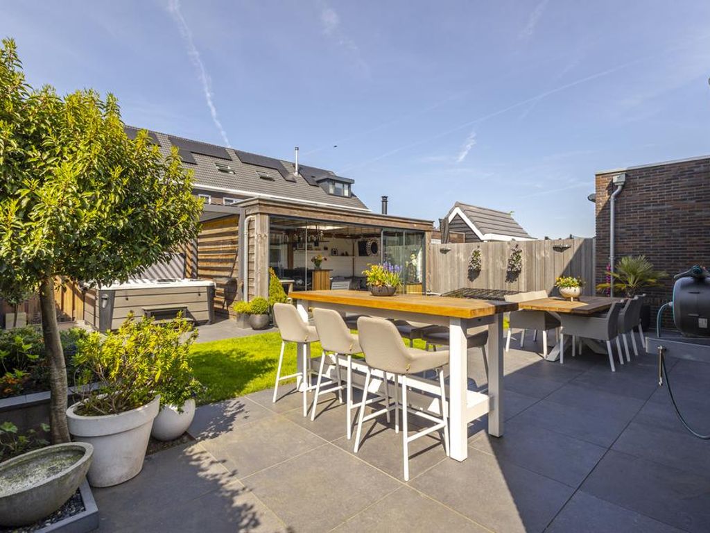 Hendrick Avercampstraat 12, HARDINXVELD-GIESSENDAM