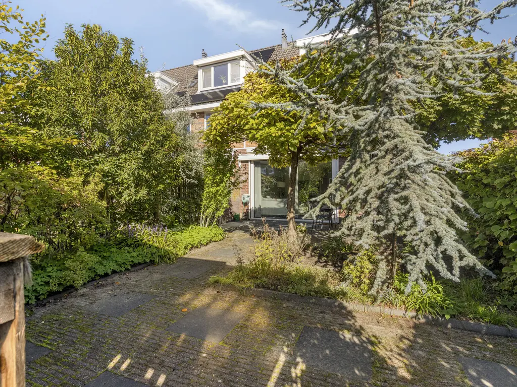 Nicolaas van Puttenstraat 1, POORTUGAAL
