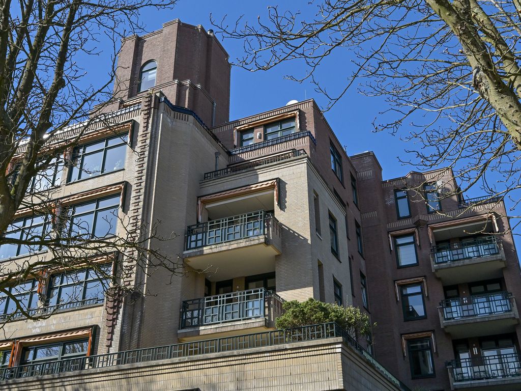 Catsheuvel 105, 'S-GRAVENHAGE