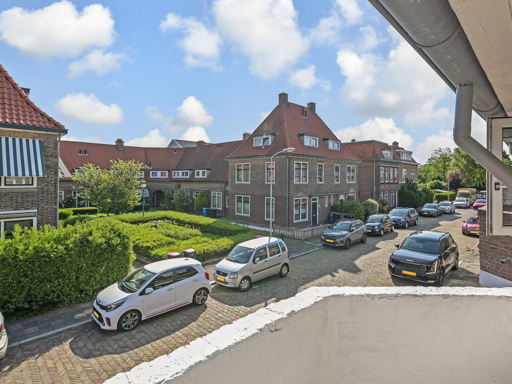Loolaan 34, VOORBURG