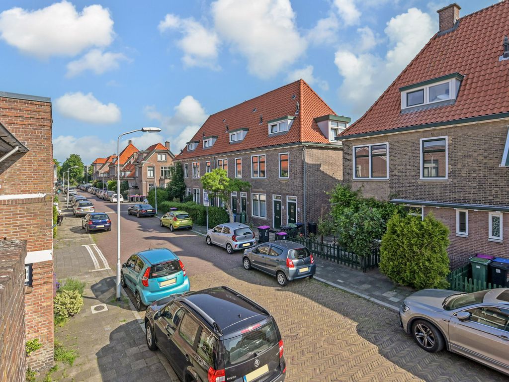 Loolaan 34, VOORBURG
