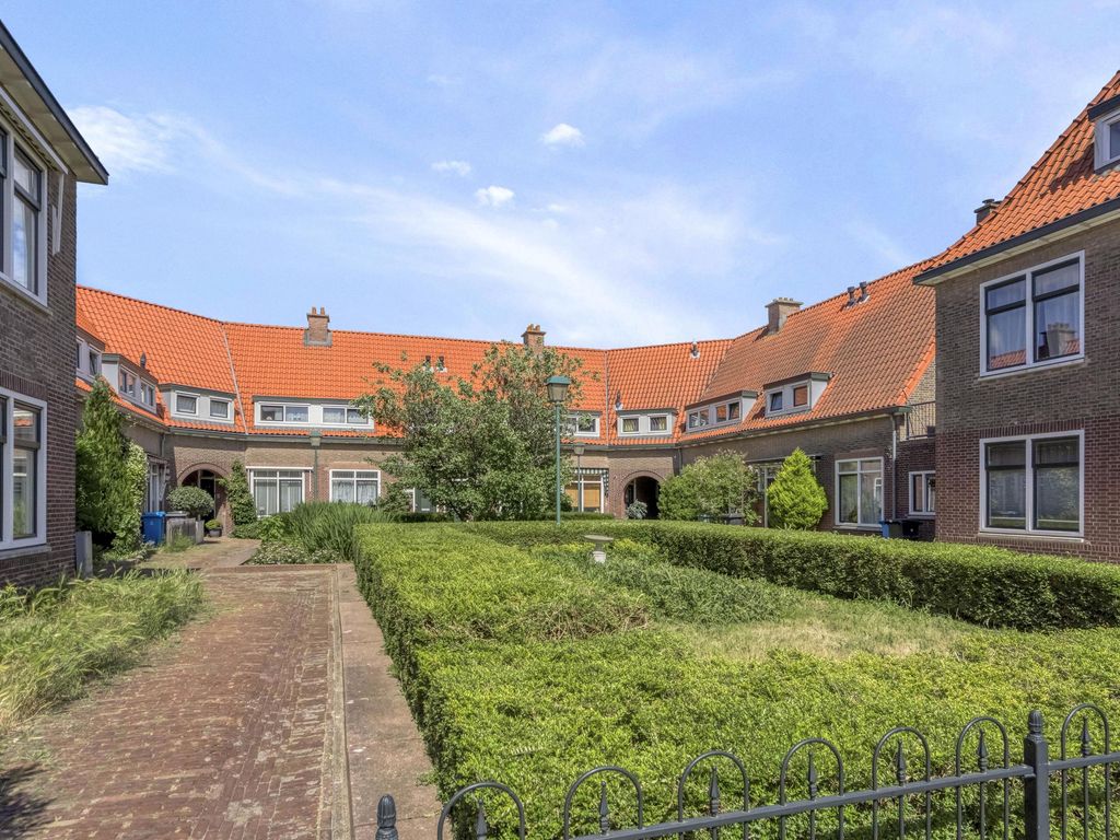Loolaan 34, VOORBURG