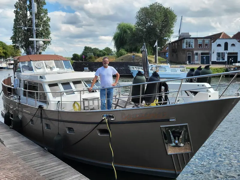 Paul en Jet genieten in de Brielse haven.jpg
